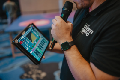 Control audiovisual en tiempo real para activaciones y live entertainment de stands y eventos, además de producción de podcast y streaming - Caso de éxito: evento corporativo para Sagalés