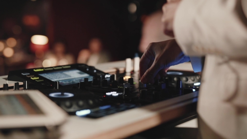 Momento clímax coordinado por la música del DJ como metrónomo de un microevento adaptado al cliente y circunstancias. Conseguimos la máxima expectación del público para momentos culminantes del evento o microevento, como presentaciones, revelaciones o activaciones.